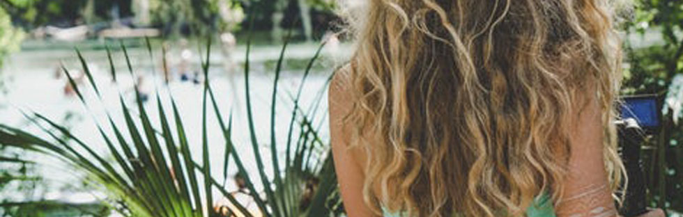 Ondulations & volume : un look retour de plage super facile Ondulations & volume : un look retour de plage super facile