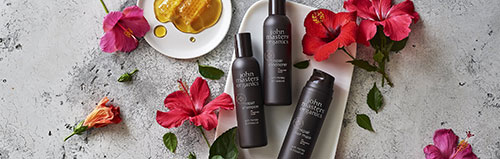 Comment réparer des cheveux abîmés avec la gamme miel et hibiscus sans silicone de John Masters Organics?