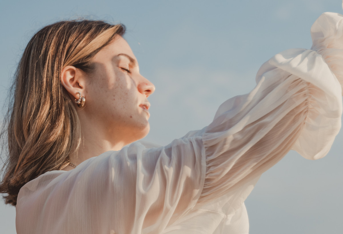 Peau prête pour l'été : les gestes IN & OUT pour un teint radieux en toute sécurité