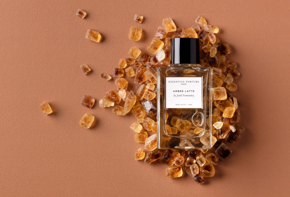 Ambre Latte d�Essential Parfums : le nouveau parfum gourmand bois&eacute; qui r&eacute;invente l�addiction