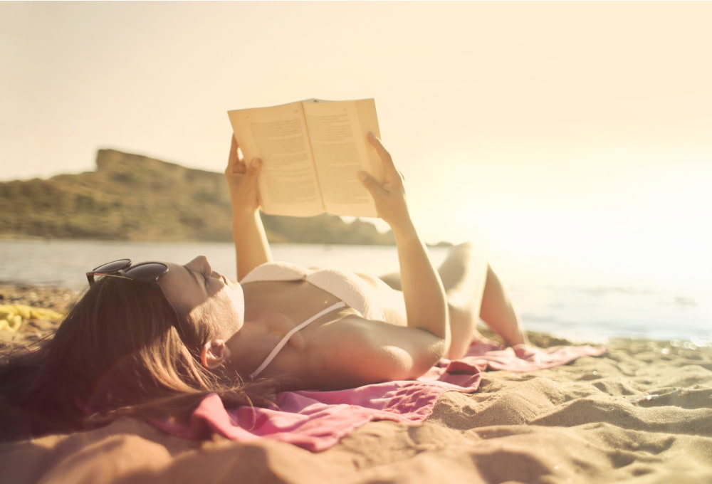 Comment prot&eacute;ger ses cheveux du soleil ? Le guide complet avant l'&eacute;t&eacute;