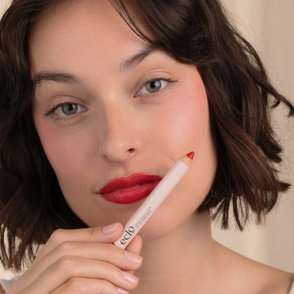 ECLO - Crayon Couleur & soin 3-en-1 Rouge Kiss 002 ECLO - Crayon Couleur & soin 3-en-1 Rouge Kiss 002
