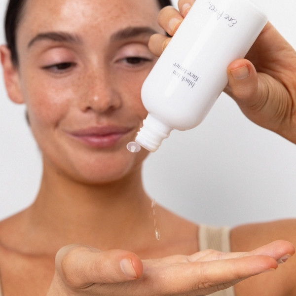 Ere Perez - Black Tea Face Toner - Lotion apaisante & hydratante Ere Perez - Black Tea Face Toner - Lotion apaisante & hydratante