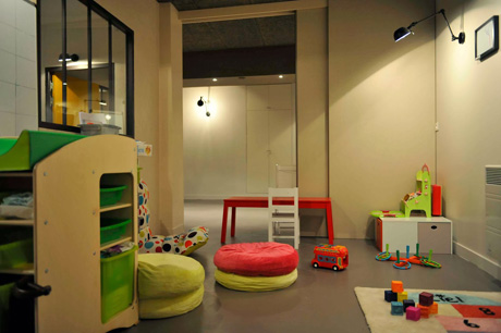 Espace jeux et détente pour enfants Happy Families avec jouets en bois écologiques