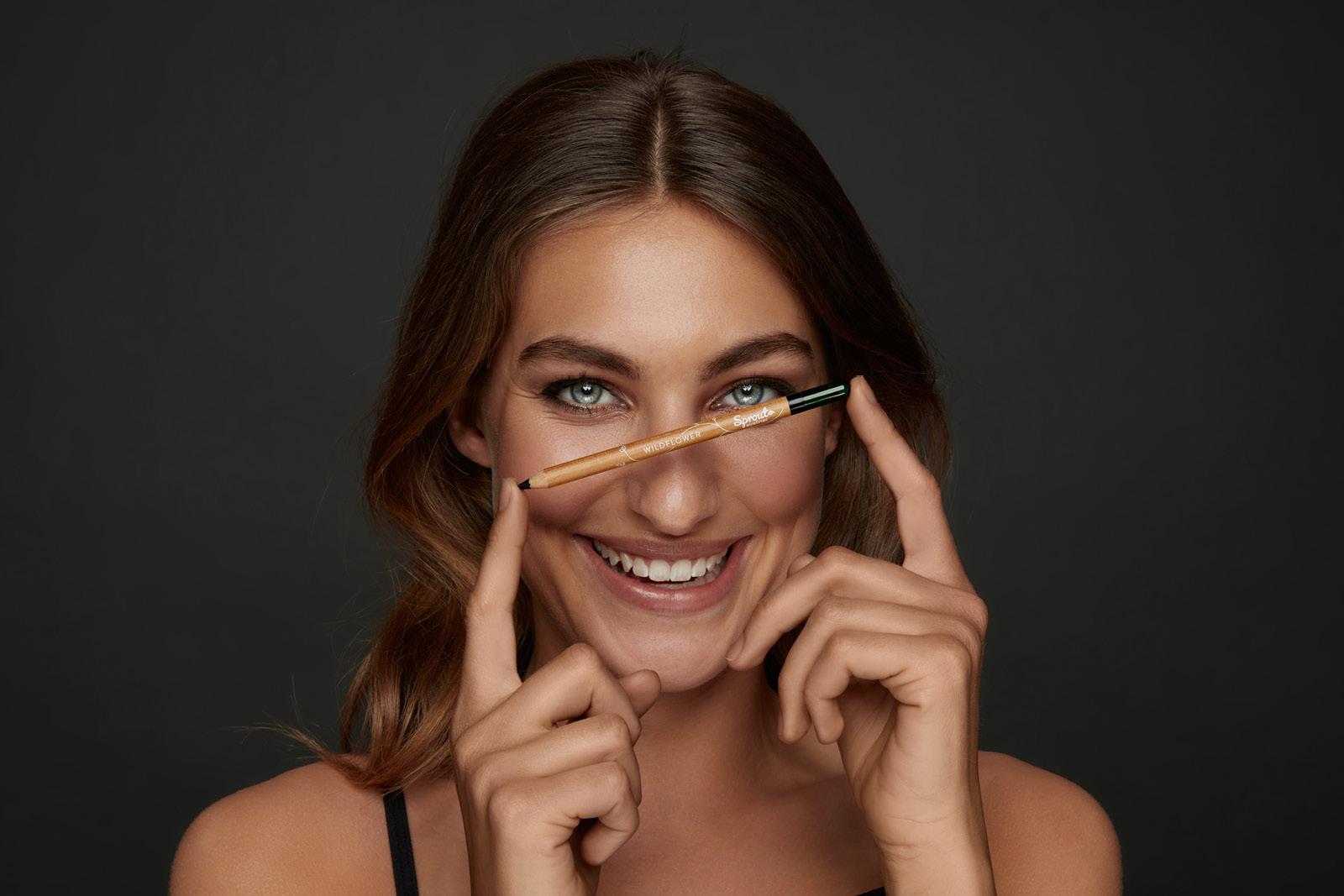 femme qui porte l'eyeliner sprout