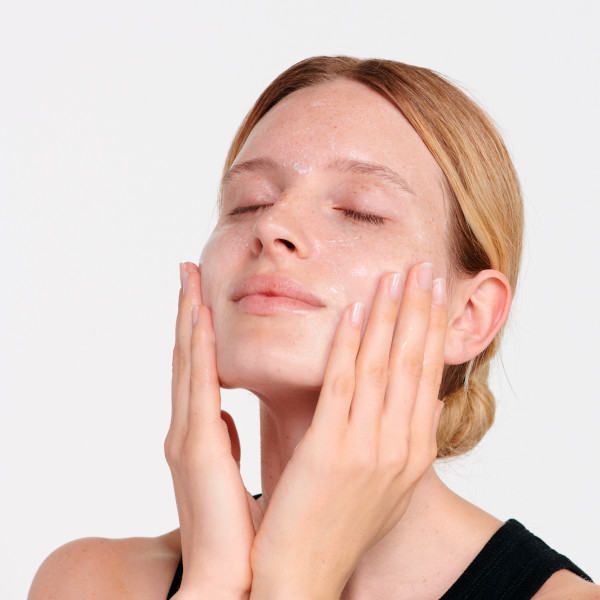 Utiliser le nettoyant Dr. Hauschka adapté à son type de peau
