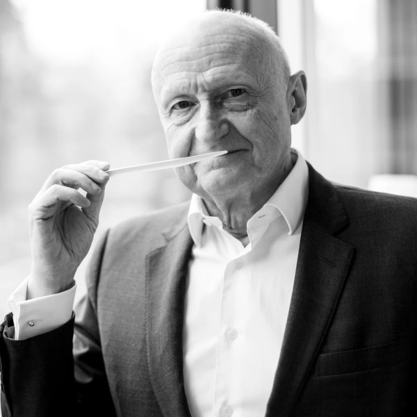 Maitre parfumeur Dominique Ropion, nez créateur de Velvet Iris pour Essential Parfums