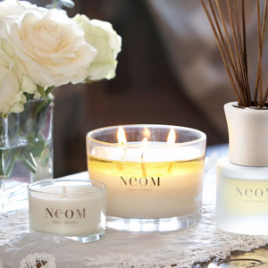 Chaque bougie Neom est 100% naturelle en cire végétale et parfumée aux huiles essentielles