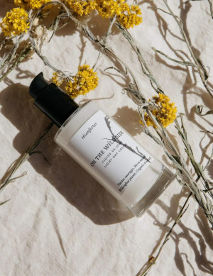 Soins visage On The Wild Side, certifiés bio, vegan et B Corp, à base de plantes sauvages